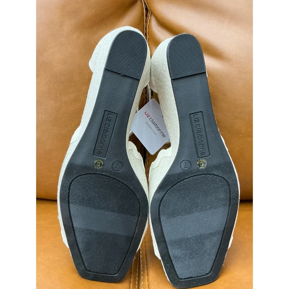 Liz Claiborne Babbler Wedge Sandals Womens 7 Sand NEW Scalloped Ankle Strap